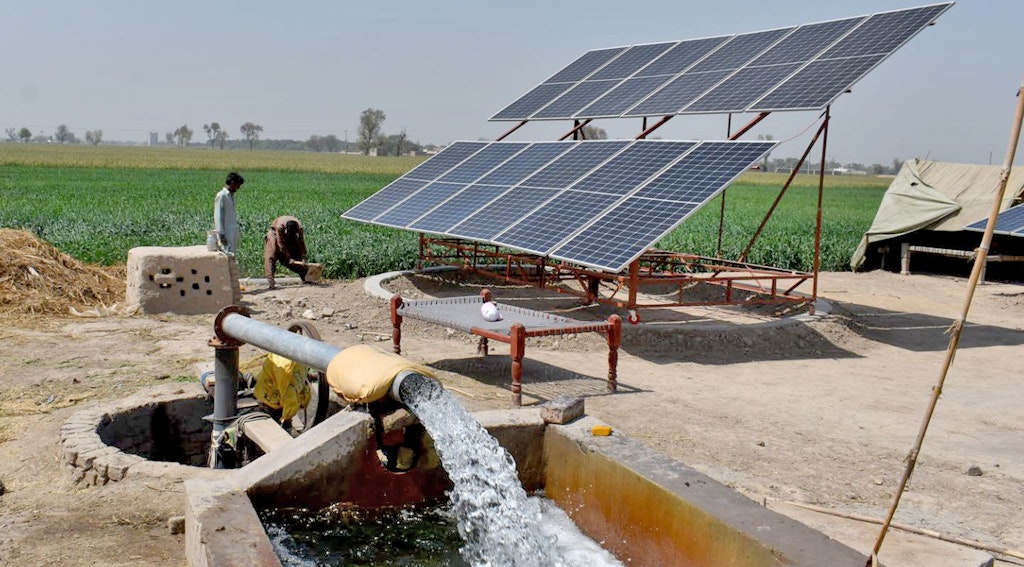 Groundwater is extracted through a solar-powered tubewell in thedistrict of Rahim Yar Khan, Punjab province, Pakistan